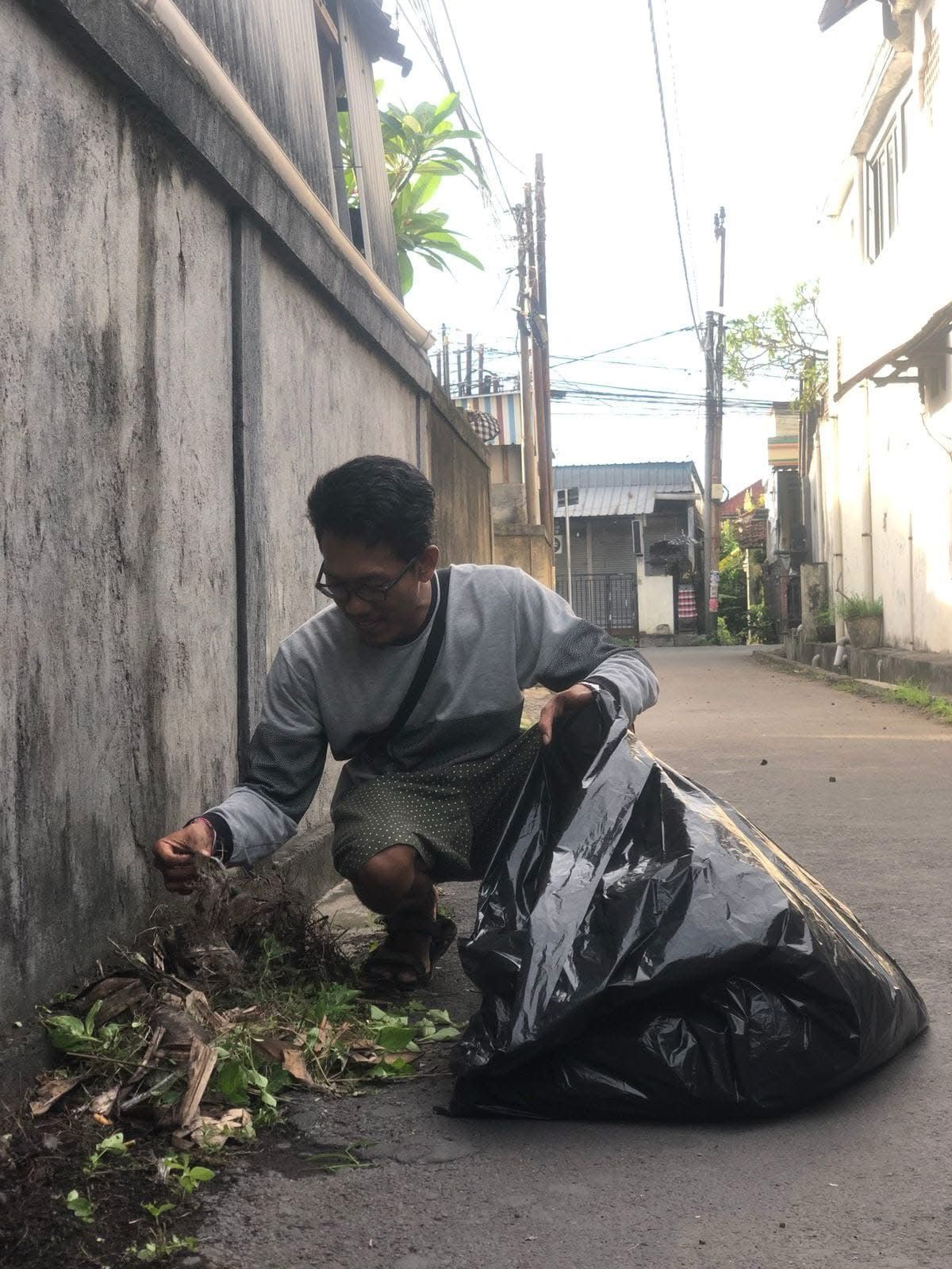 Kerja Bakti Kebersihan lingkungan di Jl. Akasia XII Buaji Sari