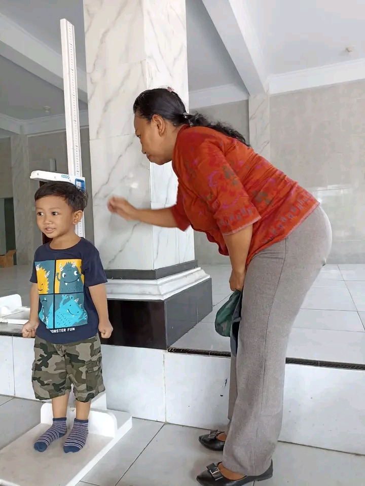 Pemantauan kondisi kesehatan melalui kegiatan posyandu balita dan lansian yabg dirangkaikan dengan p