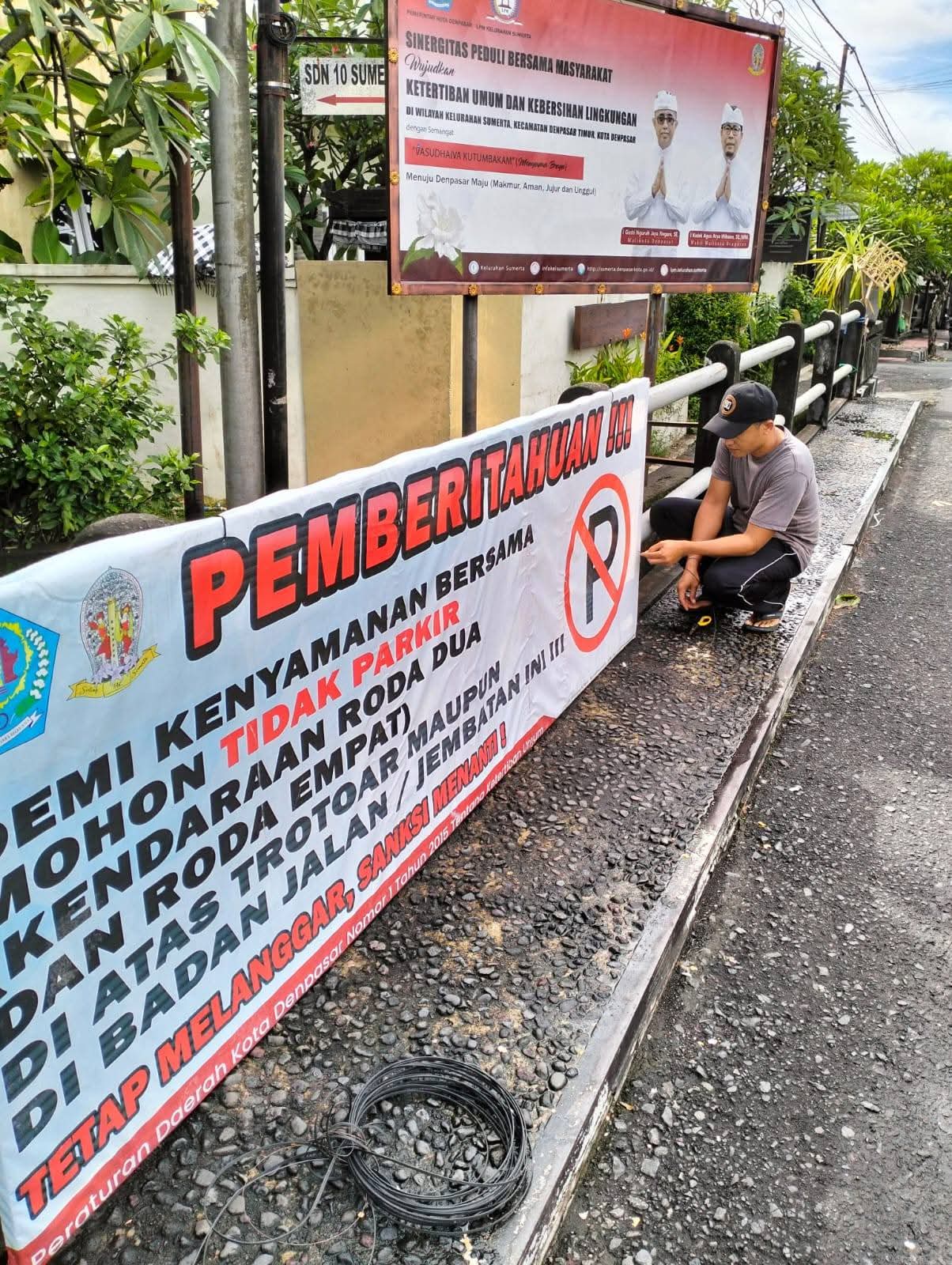 Pemasangan Spanduk Larangan Parkir pada Areal Jembatan Ketrangan