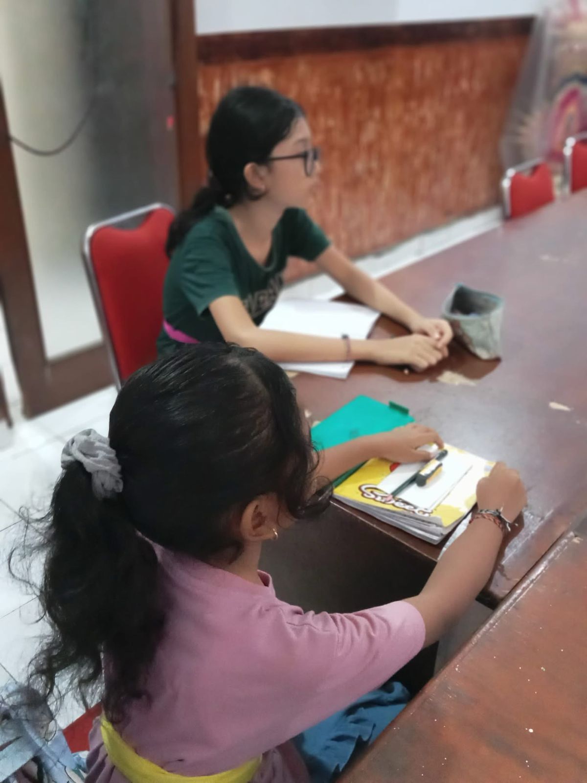 Pelestarian budaya Bali : Pokjar Nyurat aksara Bali SD & SMP