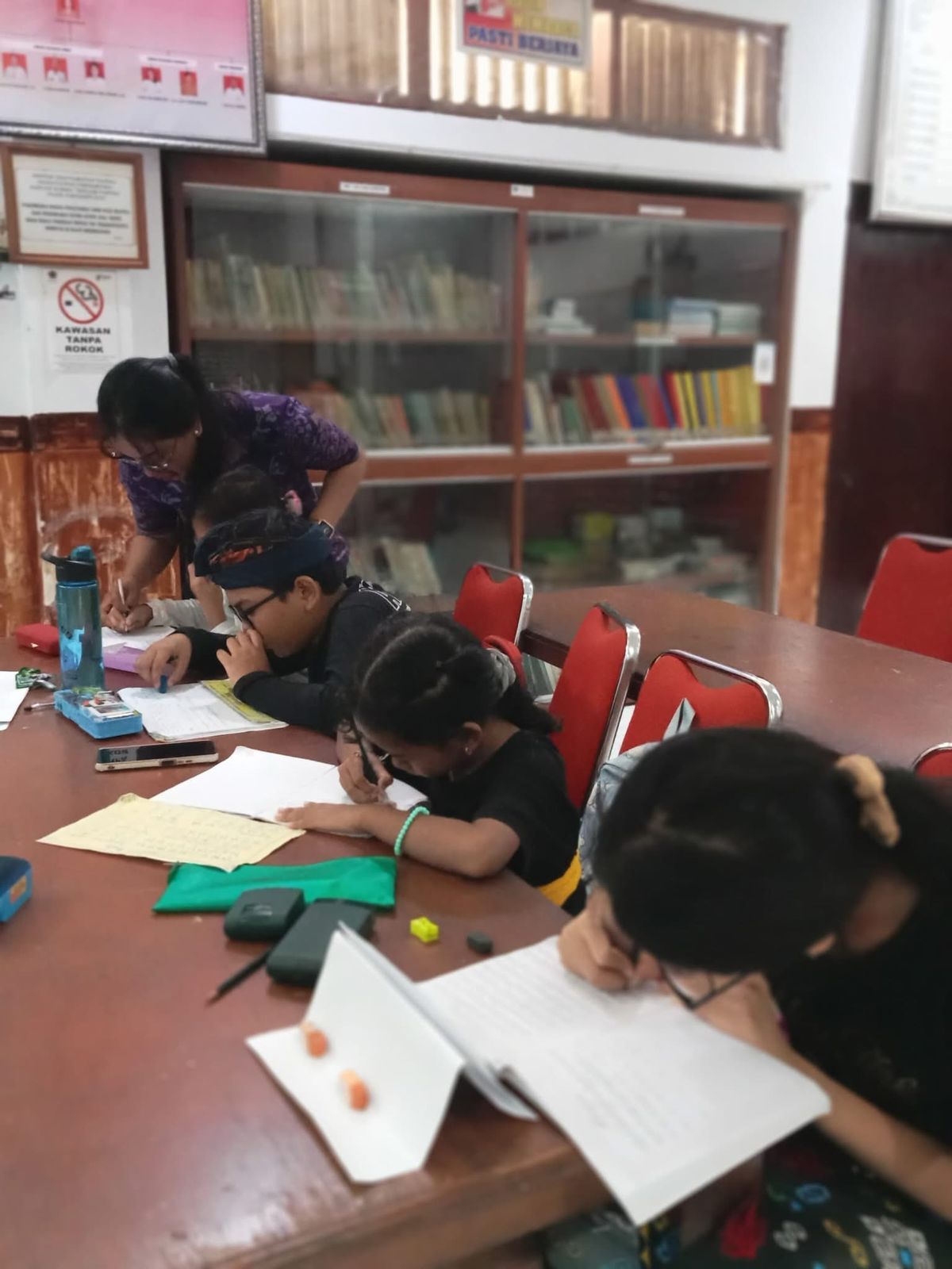 Pokjar nyurat aksara Bali : Pelestarian Budaya bagi peserta didik SD & SMP