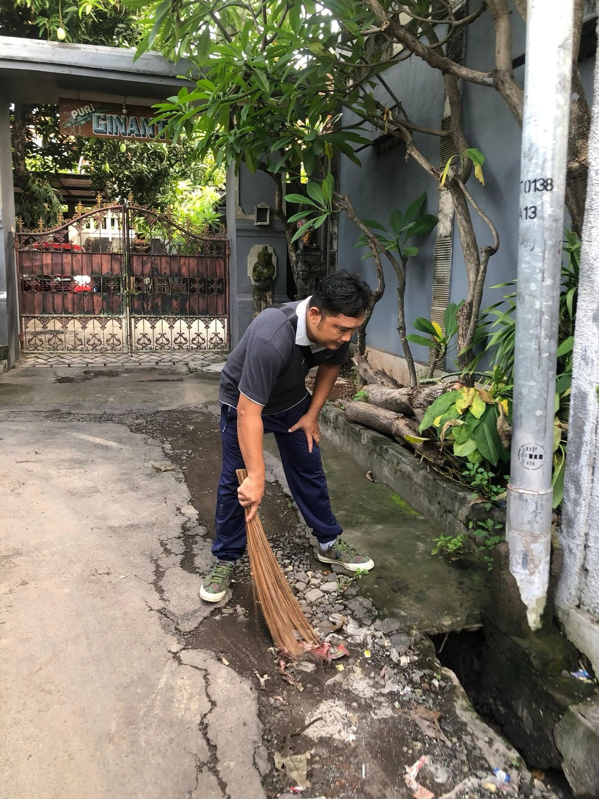 Kerja bakti jumat bersih dan edukasi pilah sampah di lingkungan Ketapian Kelod